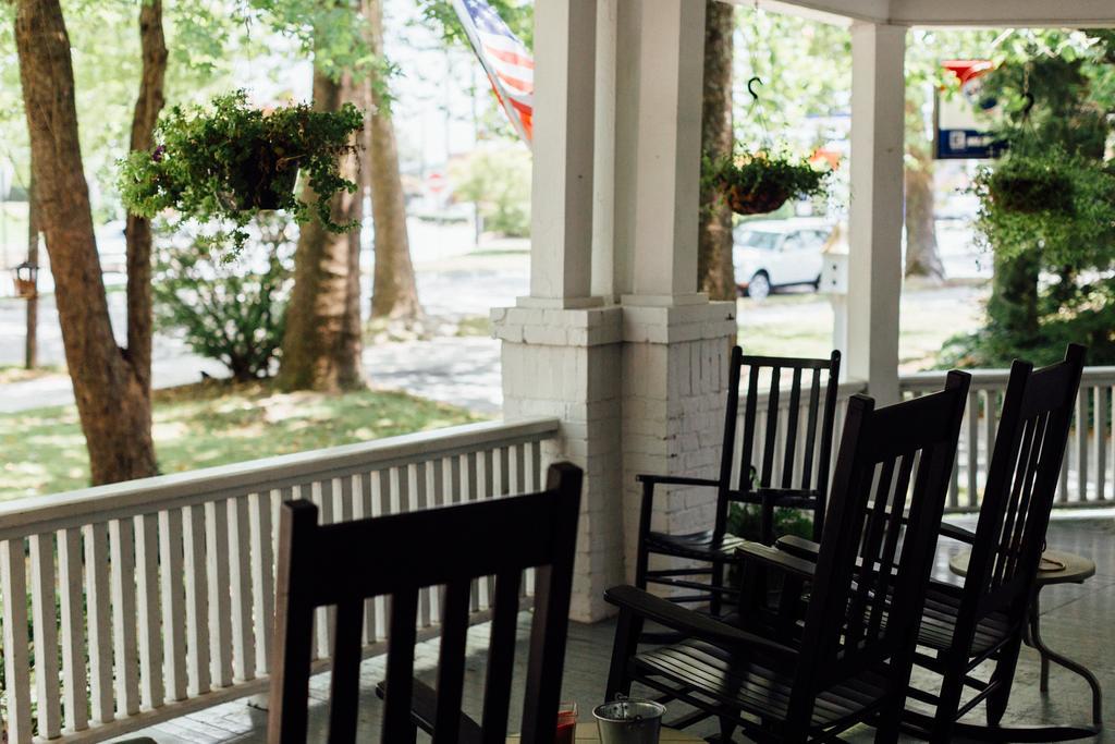 The Charleston Inn Hendersonville Nc Exterior photo